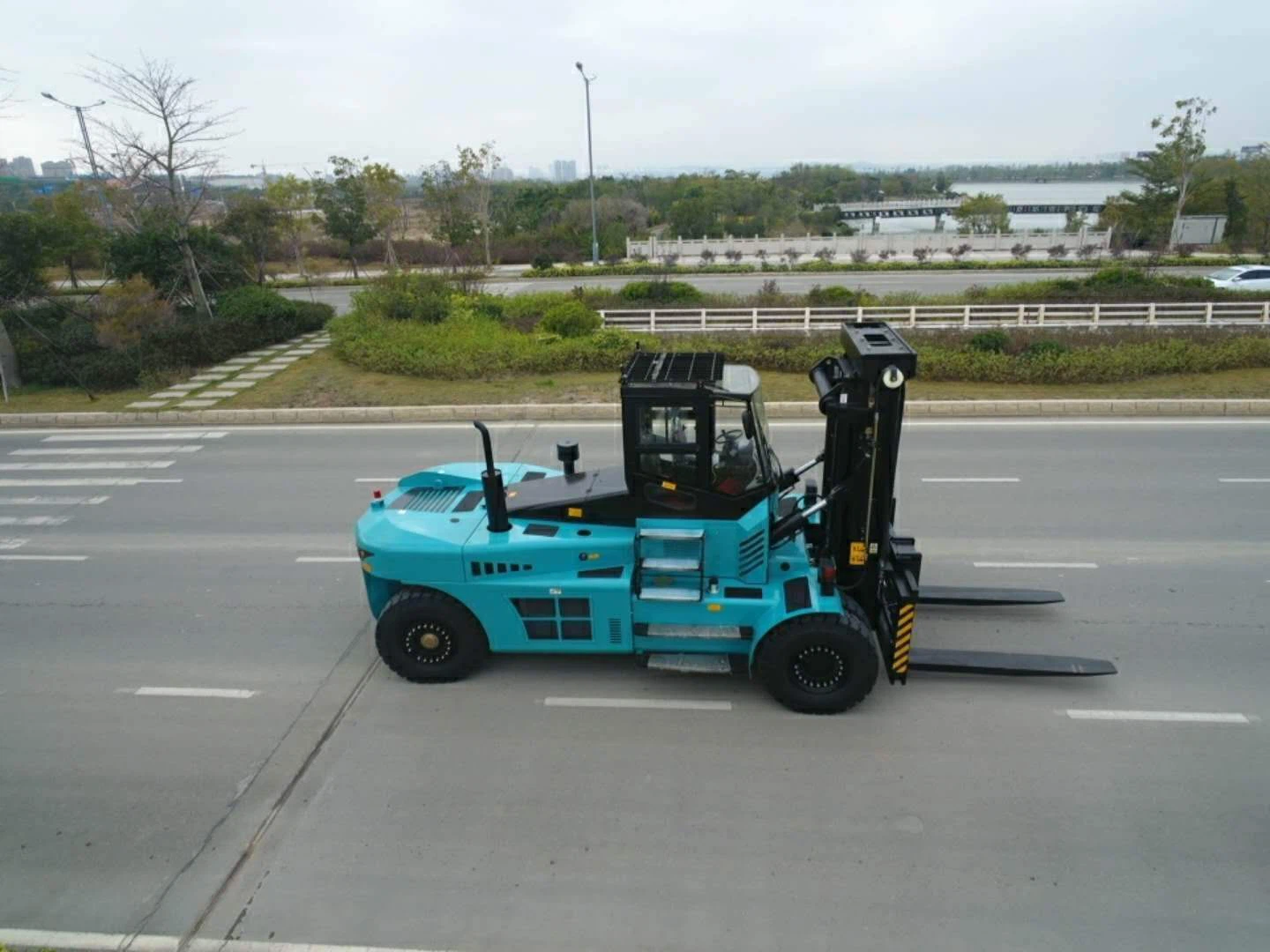 30 ton forklift (5)